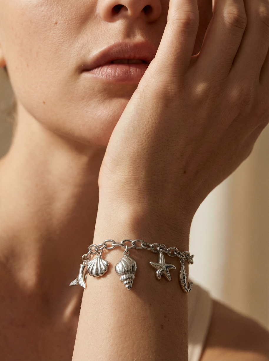 Pulsera con colgantes marinos