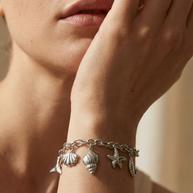 Pulsera con colgantes marinos