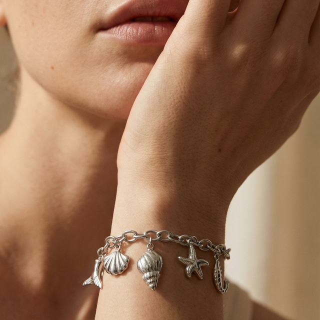 Pulsera con colgantes marinos