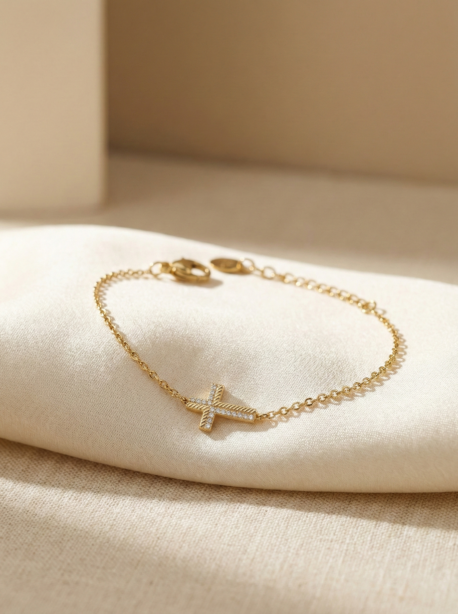 Pulsera dorada con cruz y circonitas