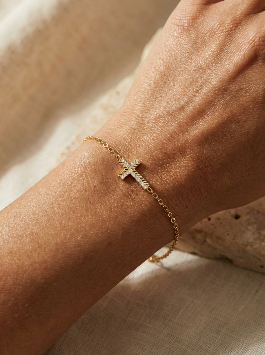 Pulsera dorada con cruz y circonitas