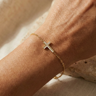 Pulsera dorada con cruz y circonitas