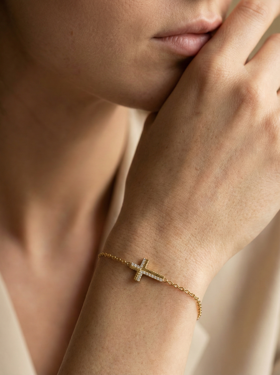 Pulsera dorada con cruz y circonitas