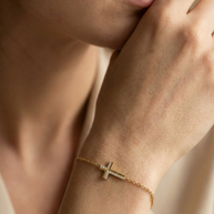 Pulsera dorada con cruz y circonitas