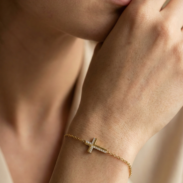 Pulsera dorada con cruz y circonitas
