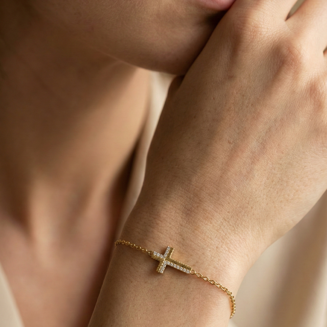 Pulsera dorada con cruz y circonitas