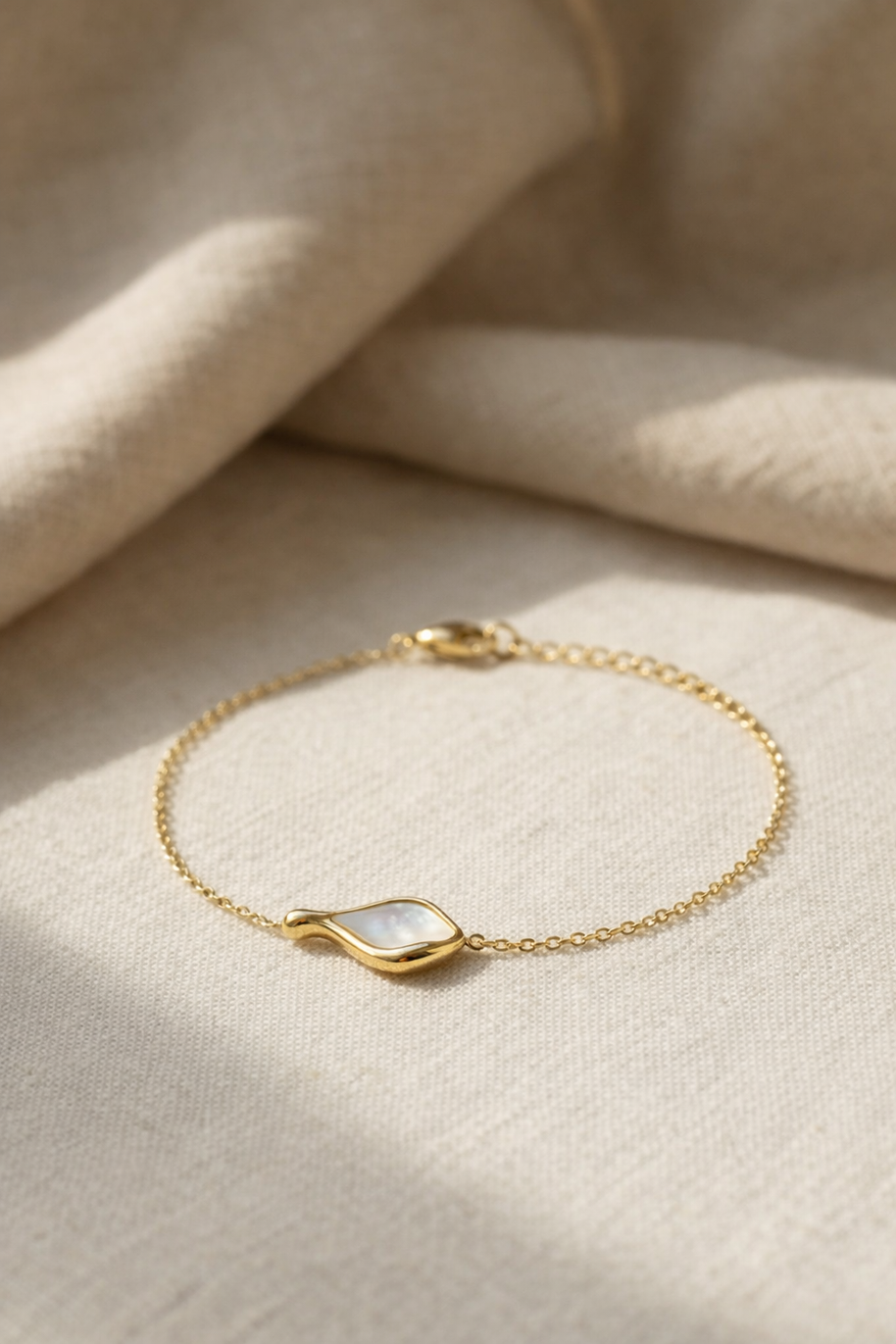 Pulsera dorada con gota de agua