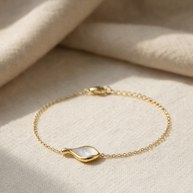 Pulsera dorada con gota de agua