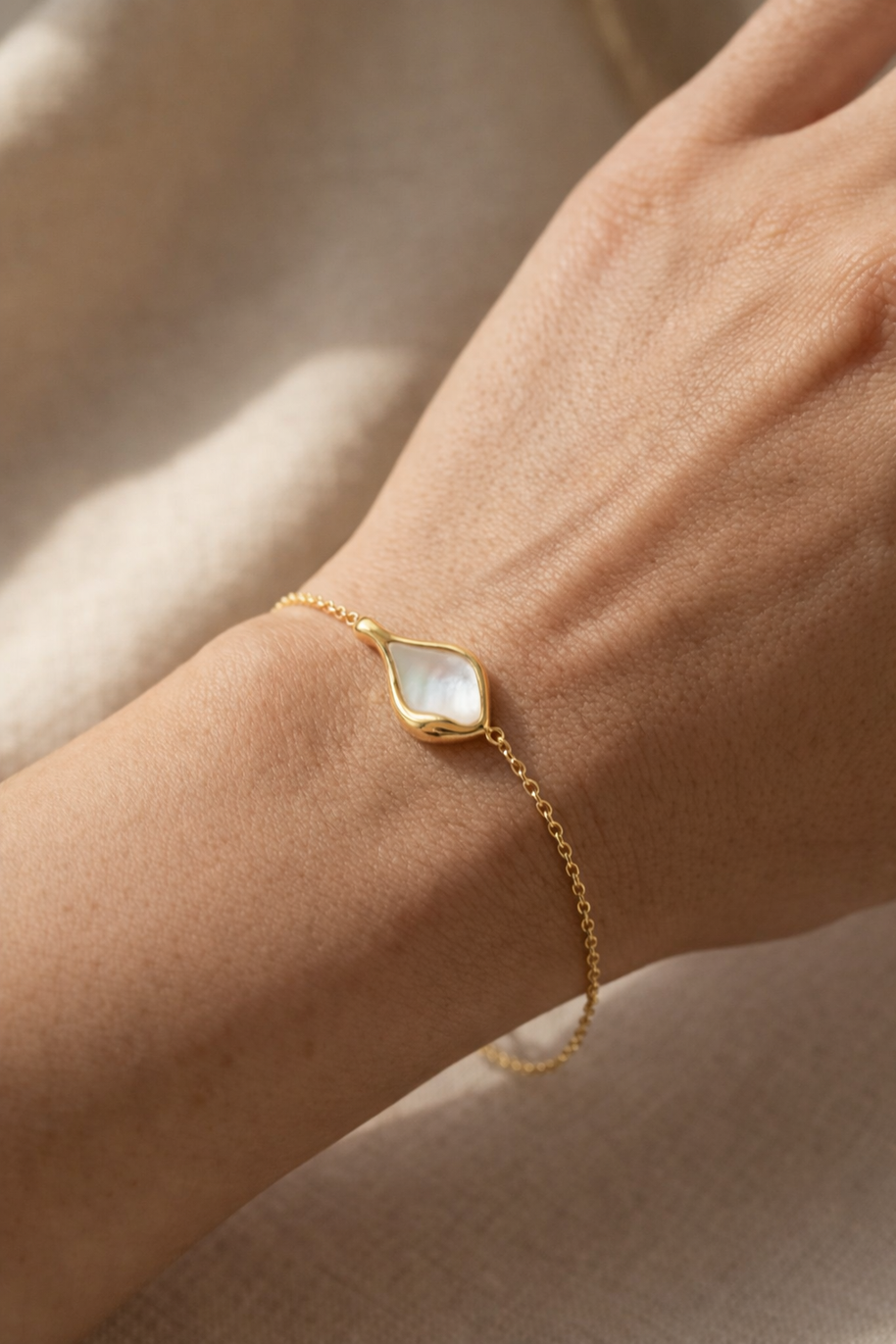 Pulsera dorada con gota de agua