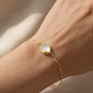 Pulsera dorada con gota de agua