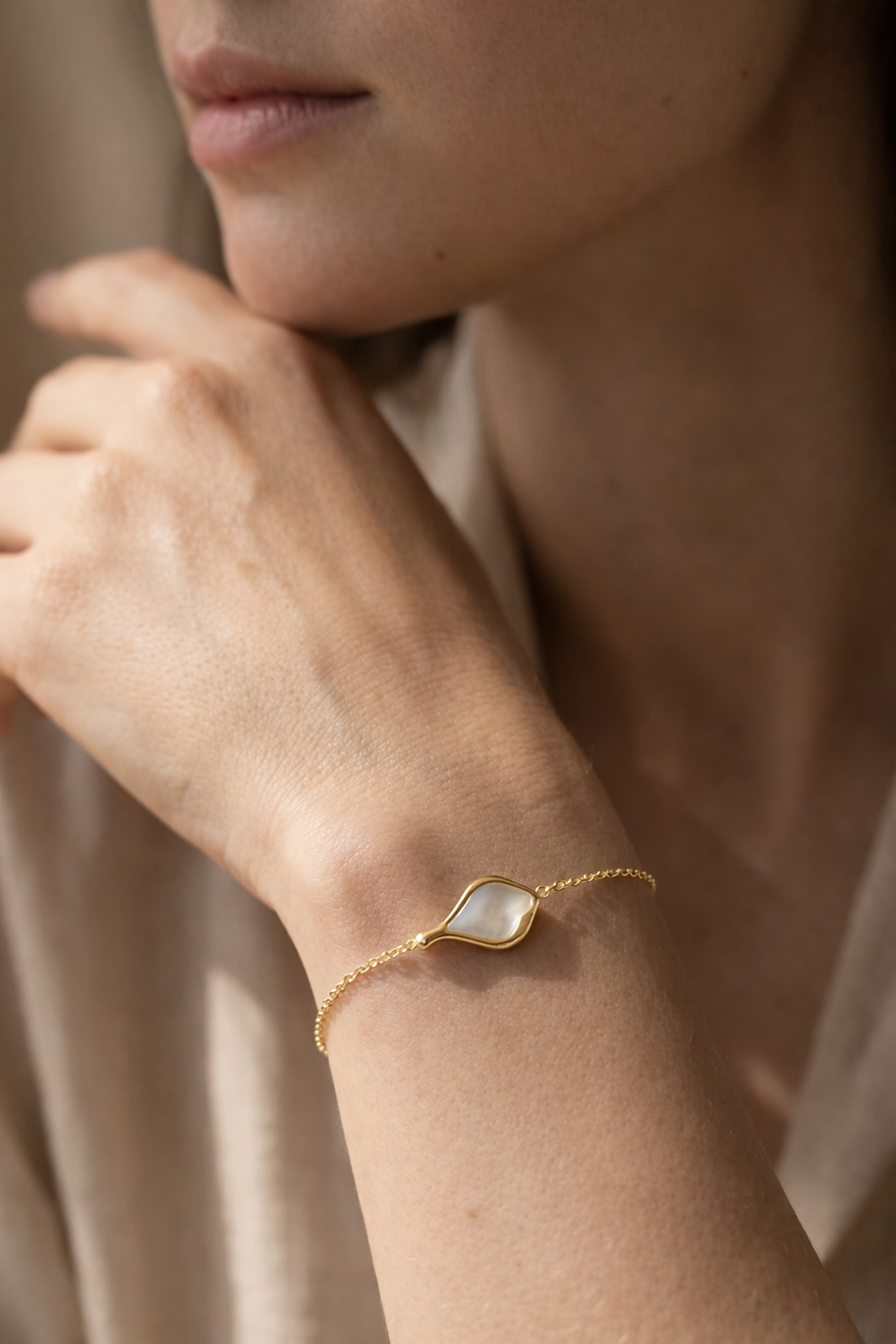 Pulsera dorada con gota de agua