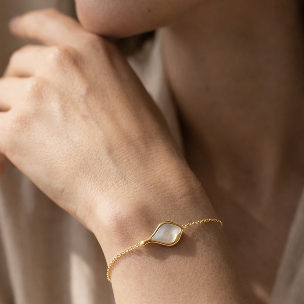 Pulsera dorada con gota de agua