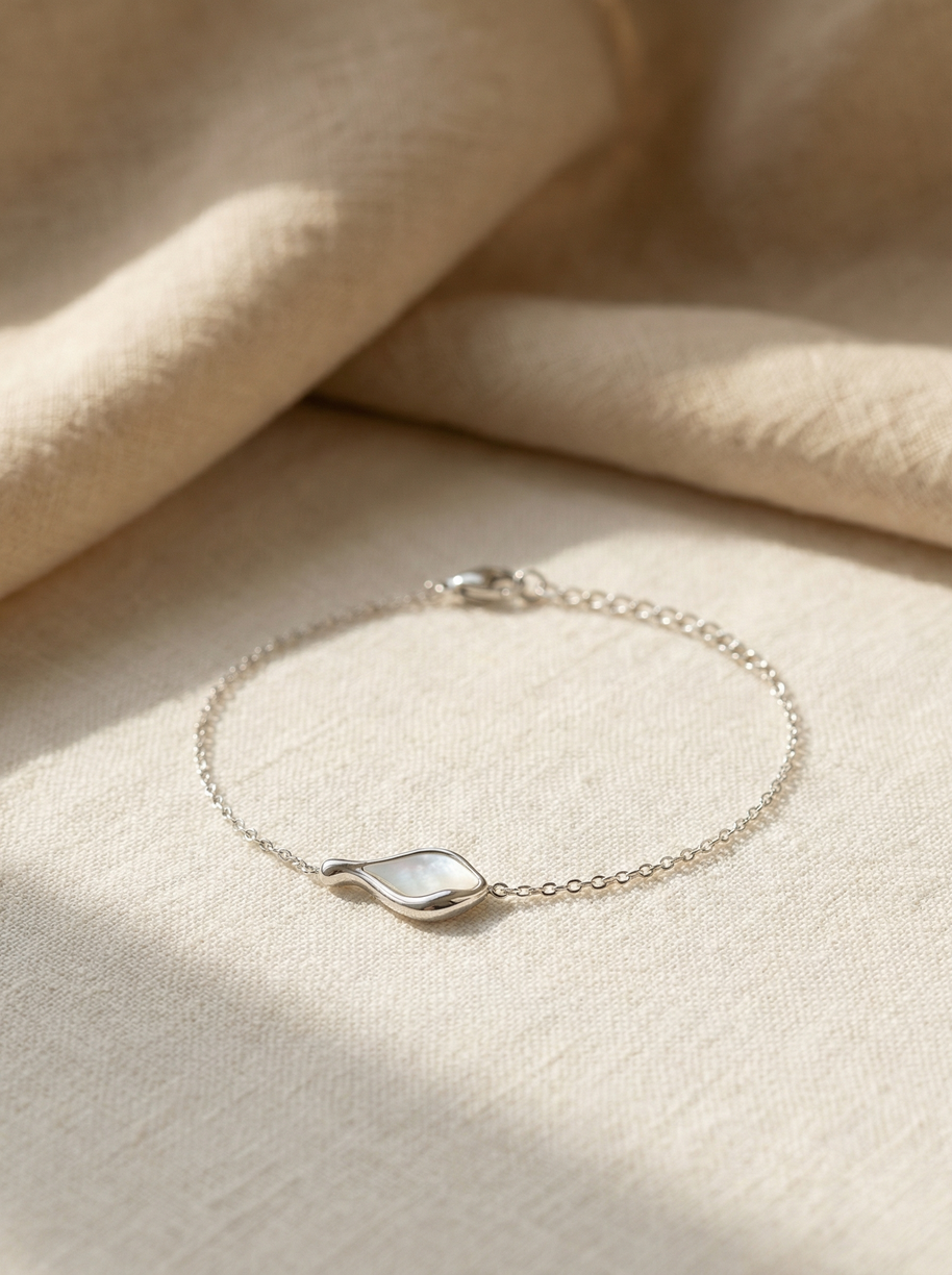 Pulsera plateada con gota de agua