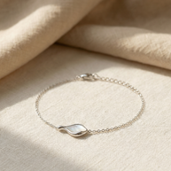 Pulsera plateada con gota de agua