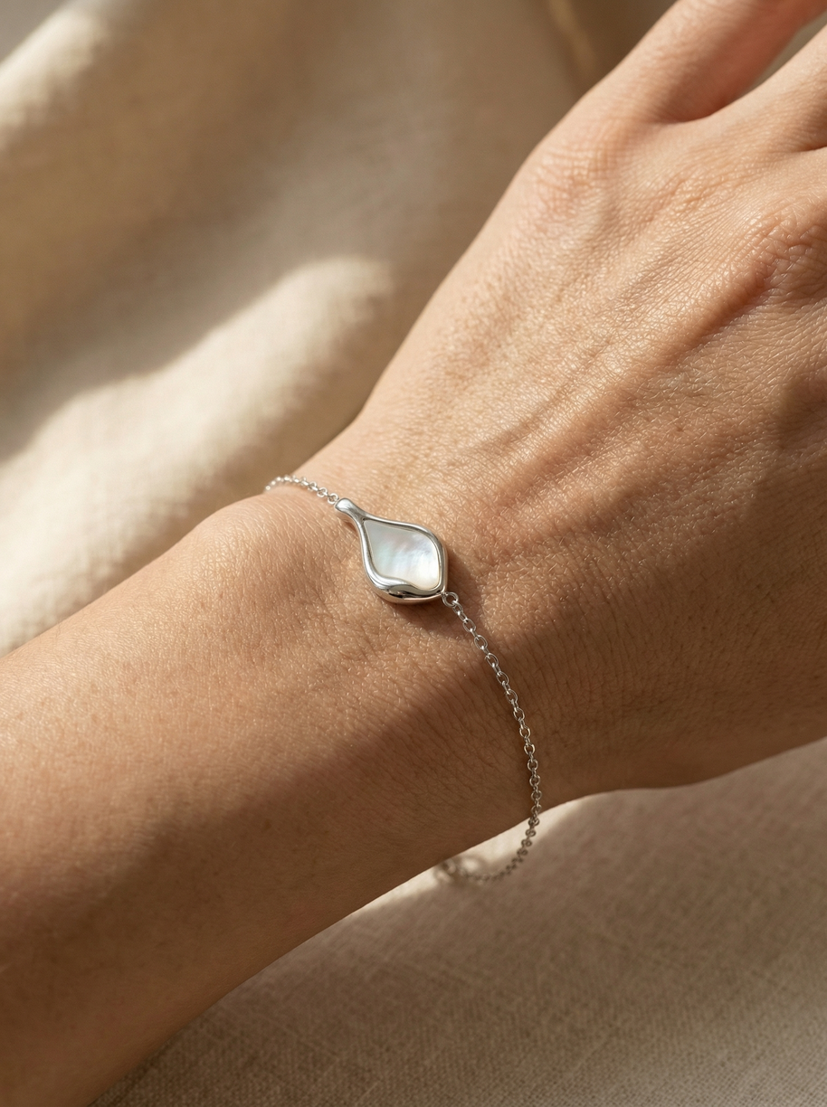 Pulsera plateada con gota de agua