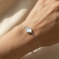 Pulsera plateada con gota de agua