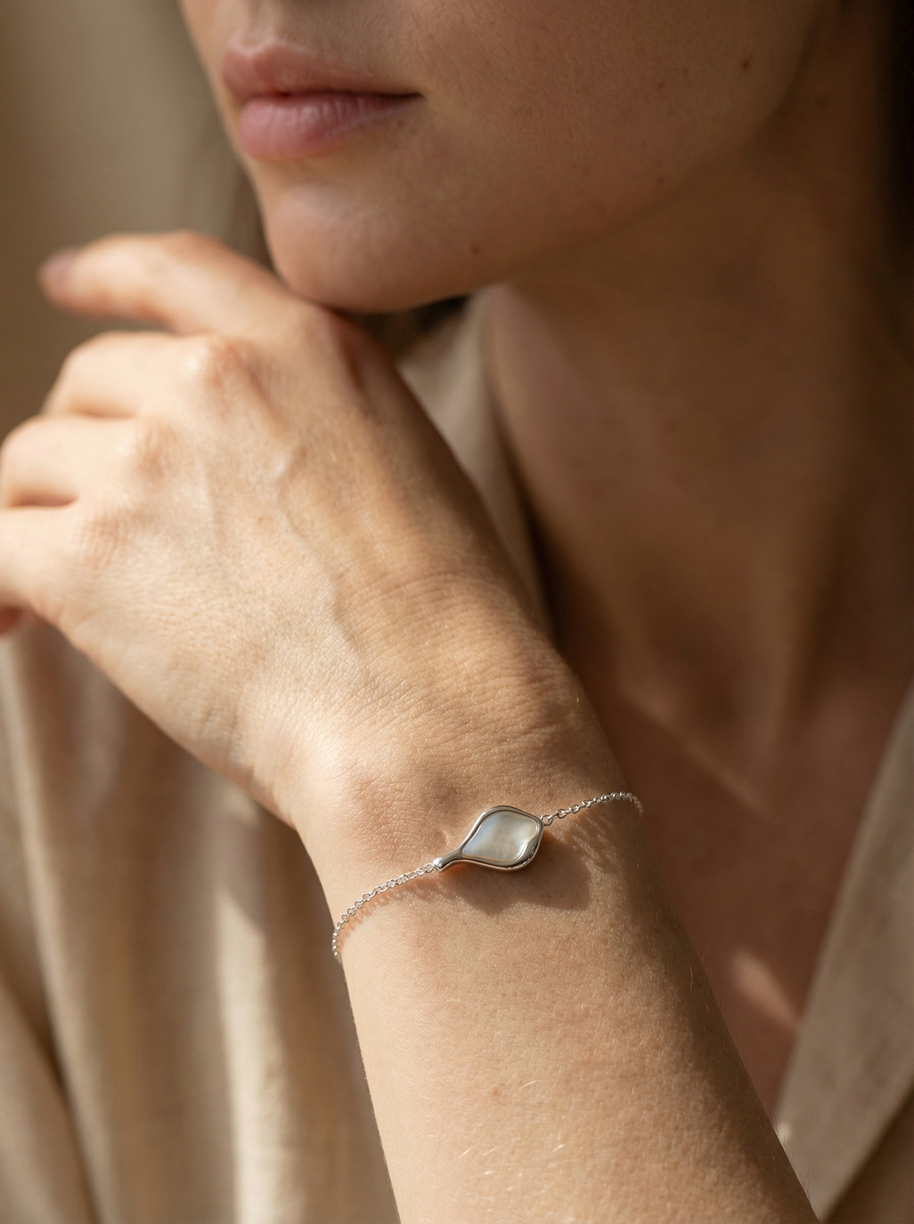 Pulsera plateada con gota de agua