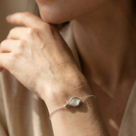 Pulsera plateada con gota de agua