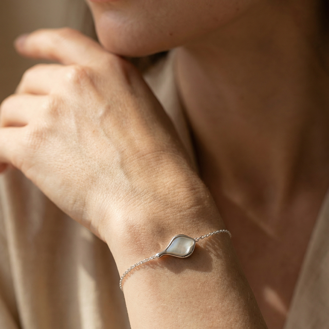 Pulsera plateada con gota de agua