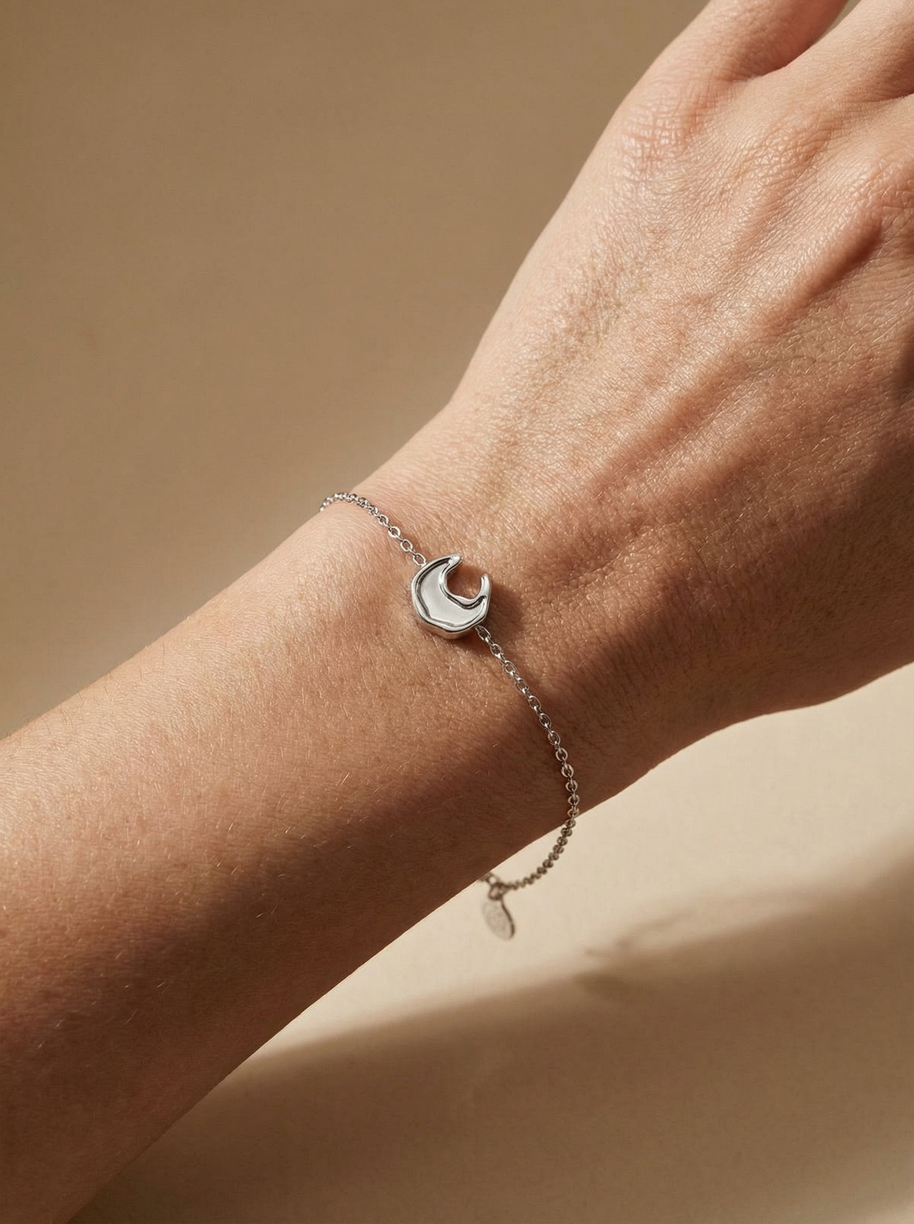 Pulsera plateada con luna y nácar