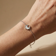 Pulsera plateada con luna y nácar