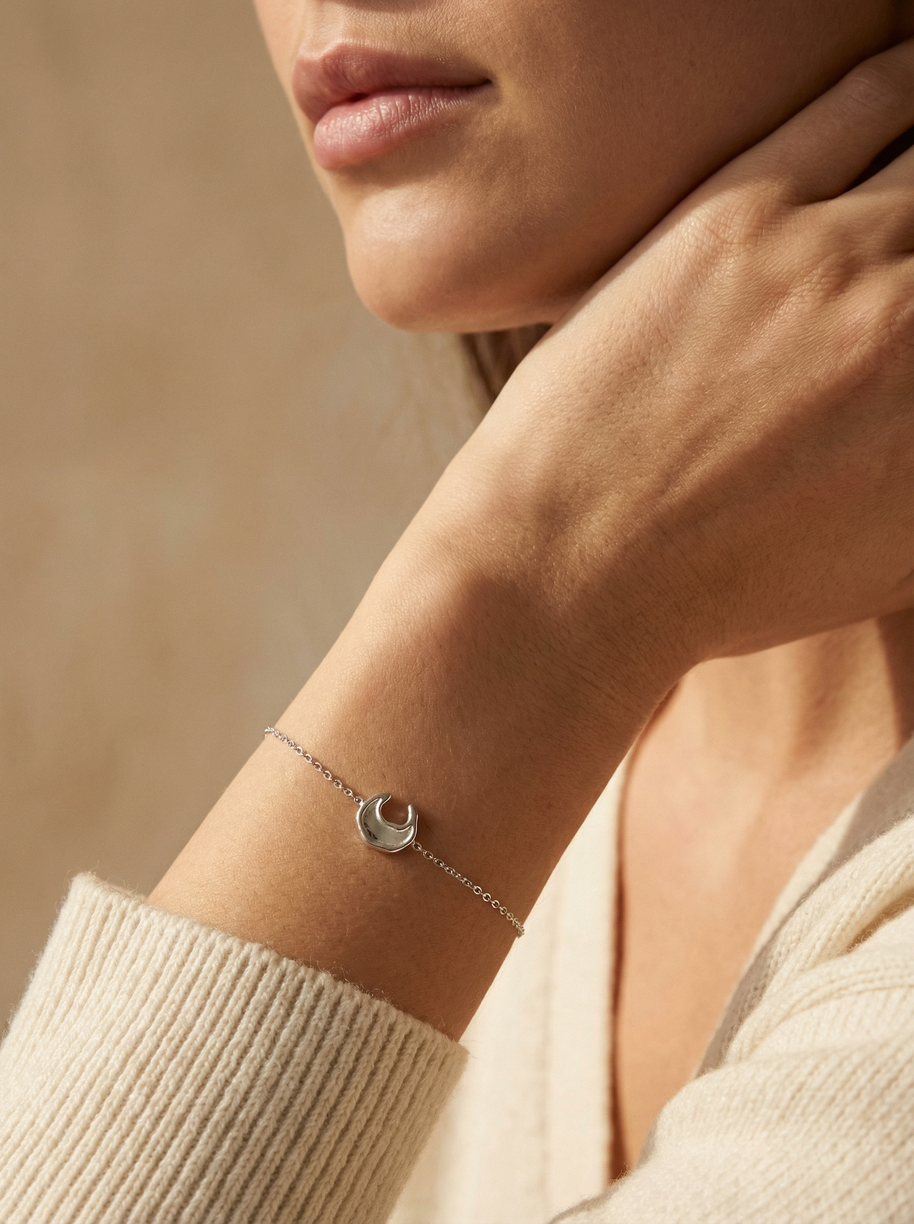 Pulsera plateada con luna y nácar