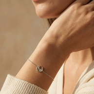Pulsera plateada con luna y nácar