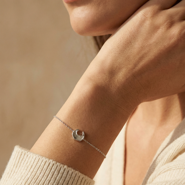 Pulsera plateada con luna y nácar