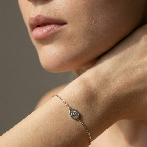 Pulsera plateada con óvalo y detalles en circonitas