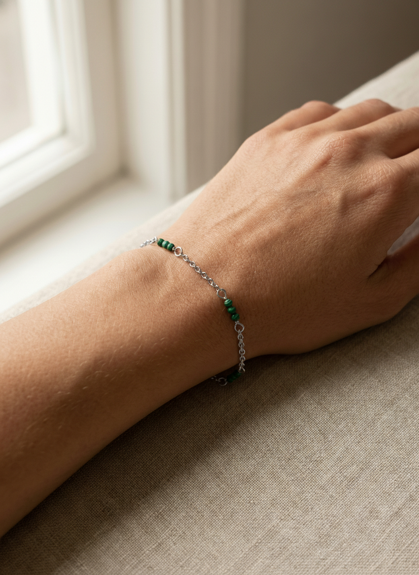 Pulsera plateada piedras jasteadas verdes