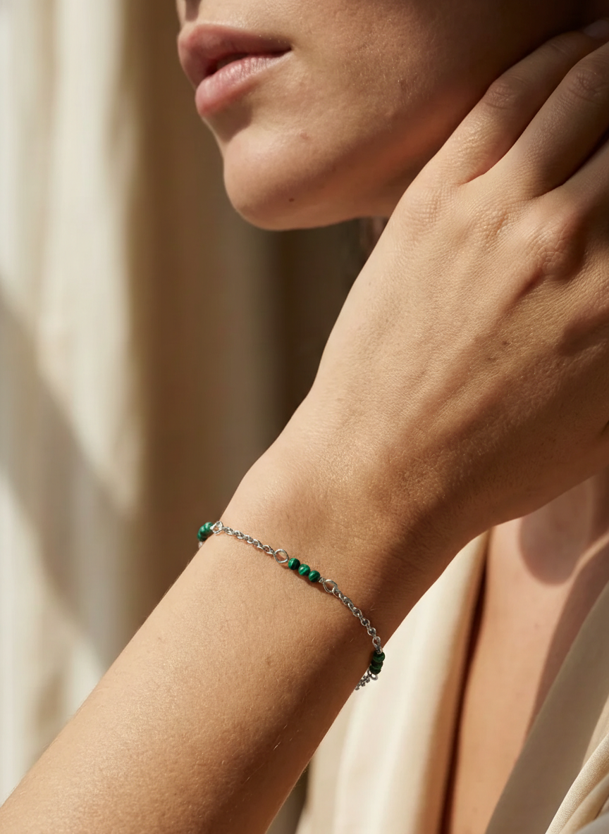 Pulsera plateada piedras jasteadas verdes