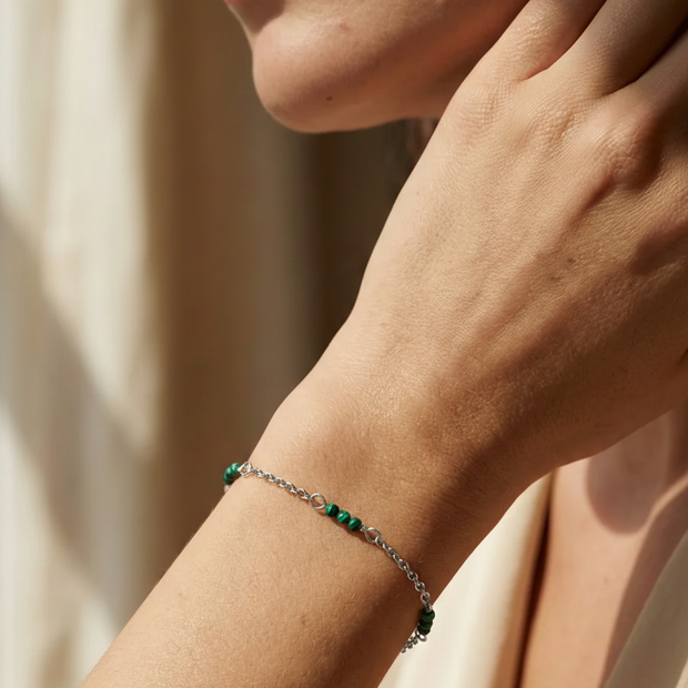 Pulsera plateada piedras jasteadas verdes