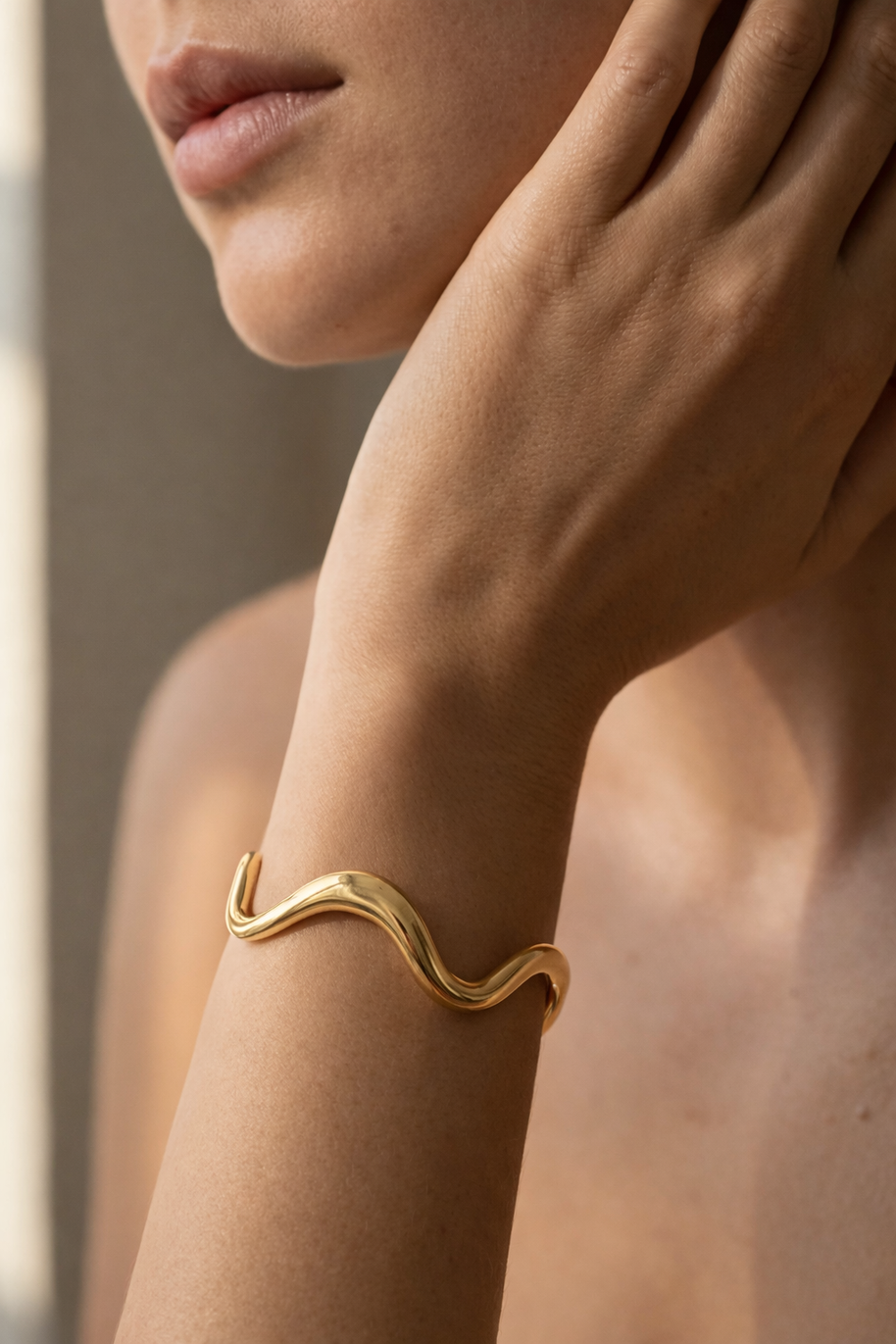 Pulsera rígida abierta dorada ondulada