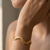 Pulsera rígida abierta dorada ondulada