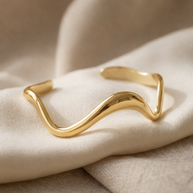 Pulsera rígida abierta dorada ondulada