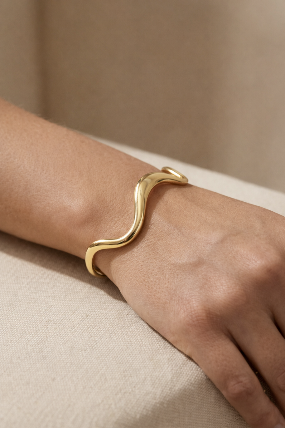 Pulsera rígida abierta dorada ondulada