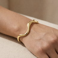 Pulsera rígida abierta dorada ondulada