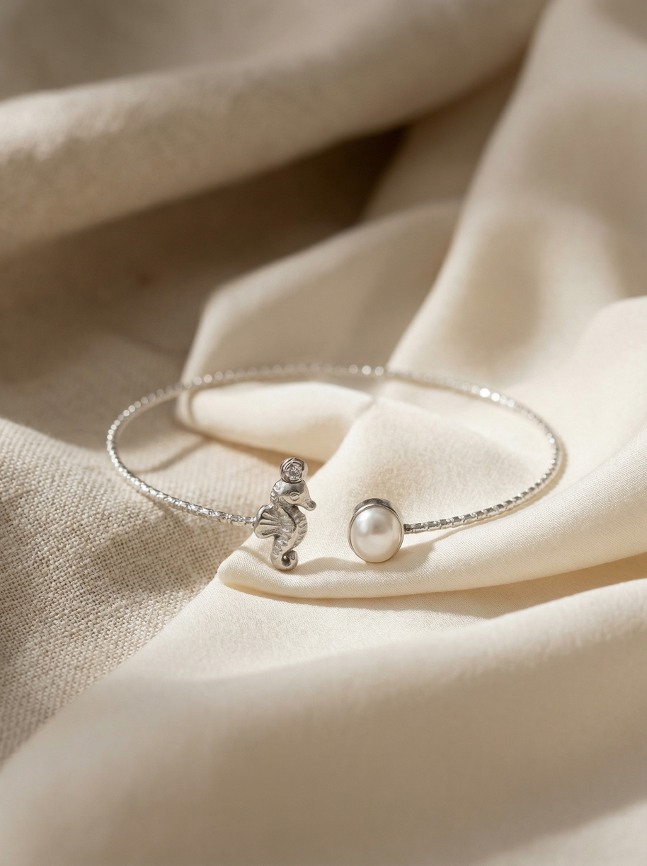 Pulsera rígida con caballito de mar y perla