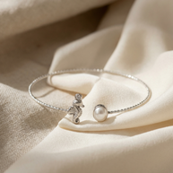 Pulsera rígida con caballito de mar y perla