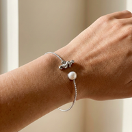 Pulsera rígida con caballito de mar y perla