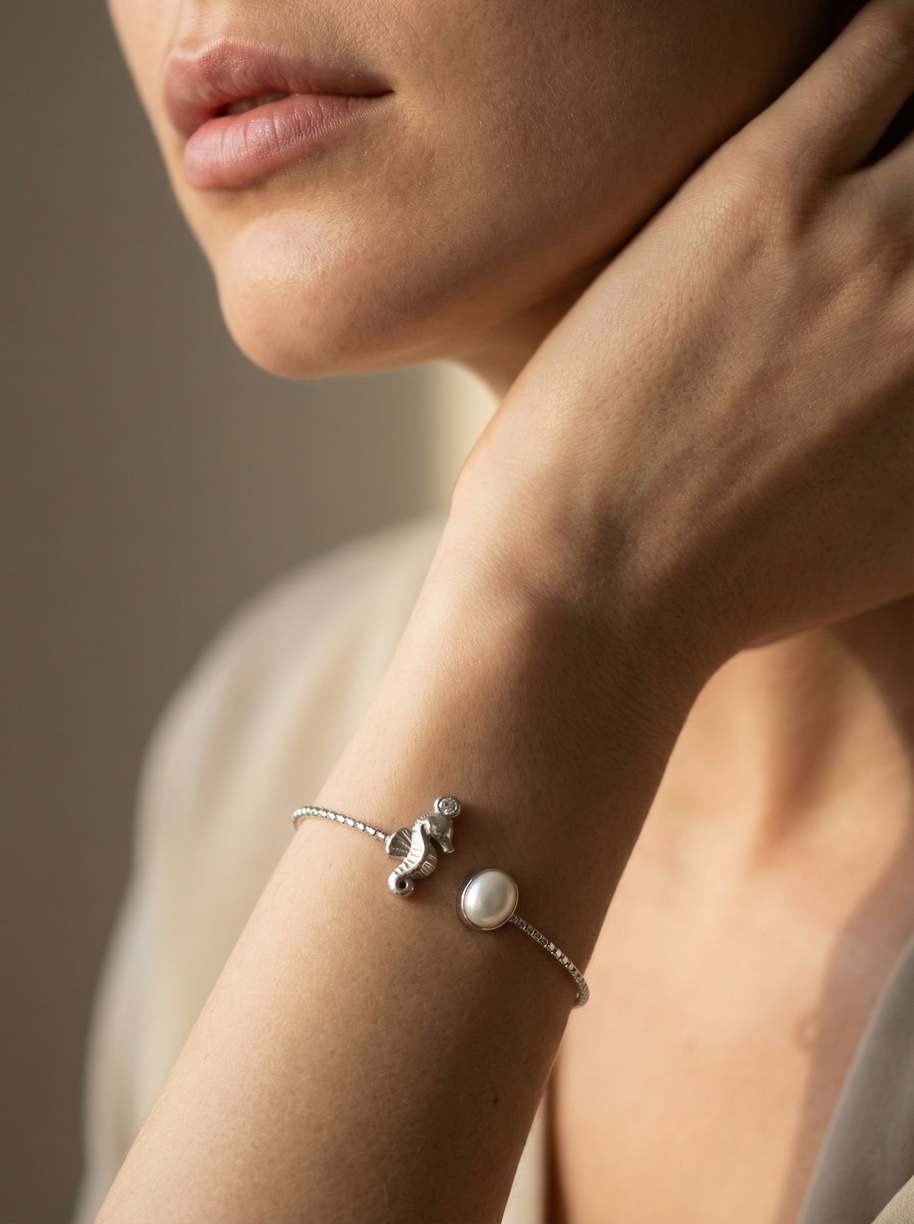 Pulsera rígida con caballito de mar y perla