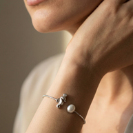 Pulsera rígida con caballito de mar y perla