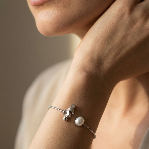 Pulsera rígida con caballito de mar y perla
