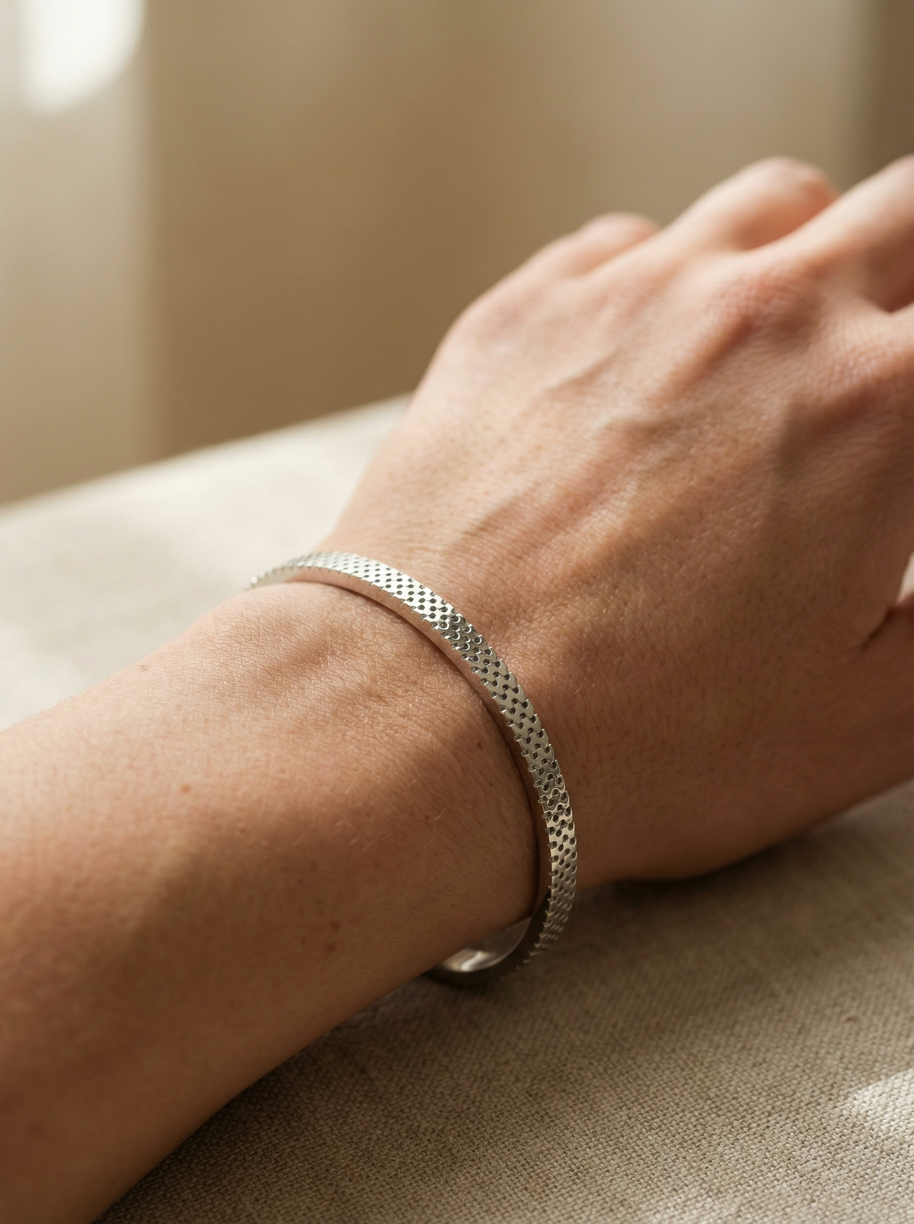 Pulsera rígida plateada tipo blazalete con borde dentado