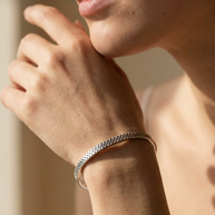 Pulsera rígida plateada tipo blazalete con borde dentado