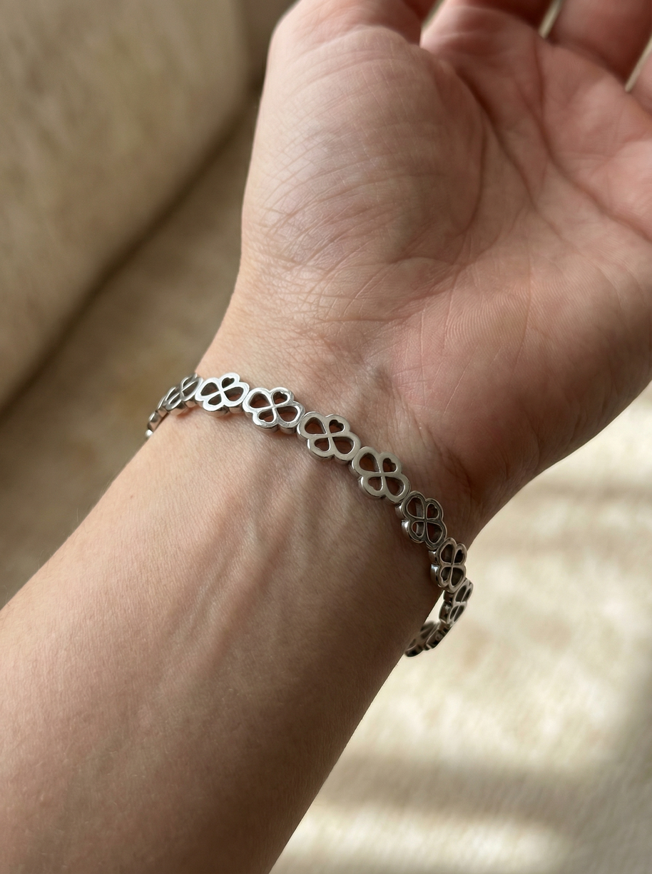 Pulsera rígida tipo brazalete plateado de aros de flores