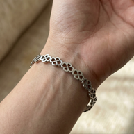 Pulsera rígida tipo brazalete plateado de aros de flores