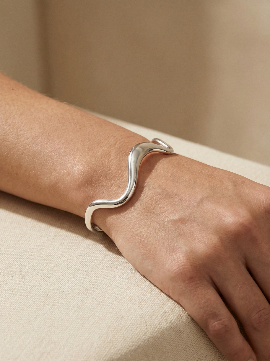 Pulsera rígida tipo brazalete plateado ondulado