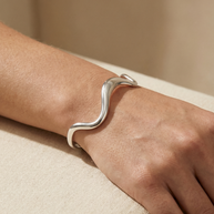 Pulsera rígida tipo brazalete plateado ondulado