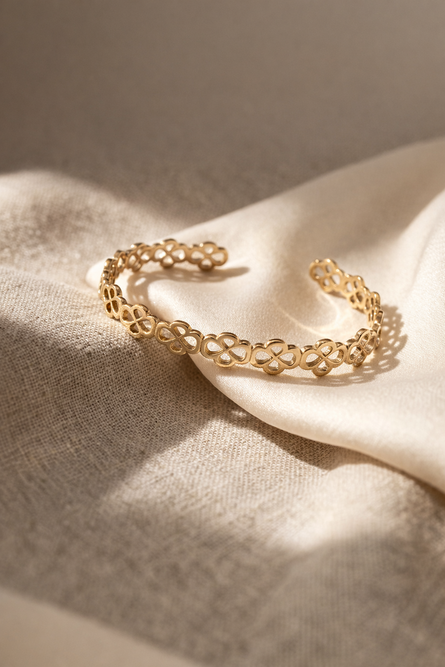 Pulsera tipo brazalete dorado de aros de flores